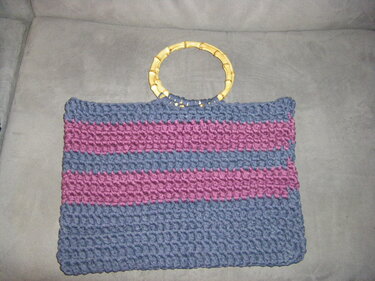Rechteckige Häkeltasche gestreift in Blau und Violett mit rundem Bambusgriff