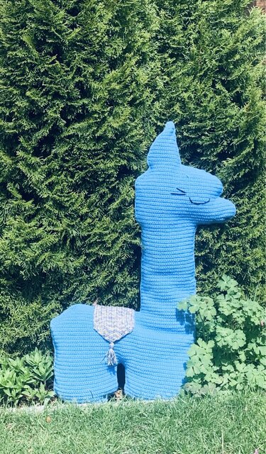 Stehendes blaues Lama-Amigurumi, Ansicht von Hals und Körper