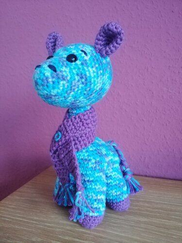 Gehäkeltes türkises und lila Amigurumi-Kuscheltier mit lila Schal
