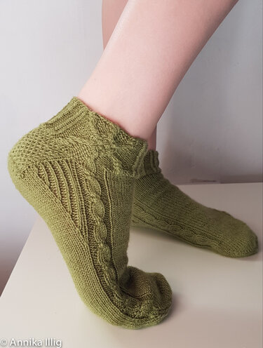Olivgrüne, gestrickte knöchelhohe Damensocken mit Zopfmuster, Seitenansicht