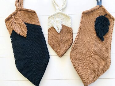 Drei gestrickte blattförmige Taschen in Beige, Schwarz und Weiß mit Fransenanhängern