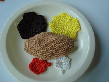 Menü aus Schnitzel, Kroketten, Erbsen und Möhren mit Soße, Ketchup und Mayo - Häkeln