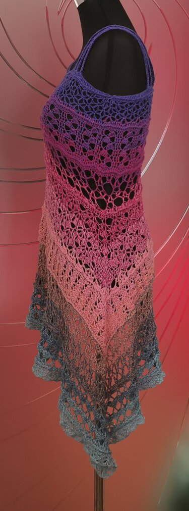 Gehäkelte Ajour-Tunika mit Farbverlauf in Violett, Pink und Blau auf Schaufensterpuppe
