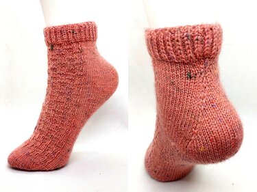Handgestrickte Kurzsocke in Rosé mit Tweedgarn und Strukturmuster, von zwei Seiten gezeigt, auf weißem Hintergrund
