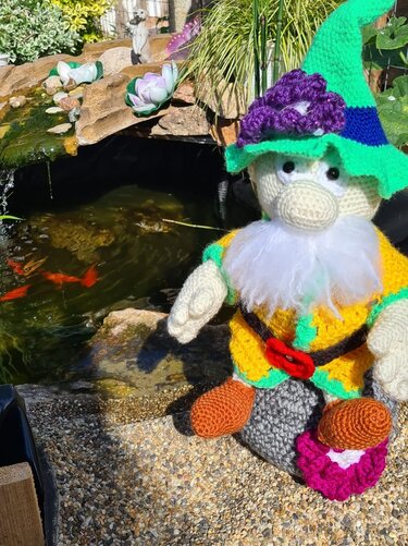 Blumikus, Wichtel auf Stein - Häkeln