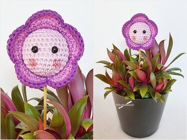Zwei Ansichten eines gehäkelten Blumensteckers: lila Häkelblume mit Gesicht auf Stab in einer Topfpflanze.
