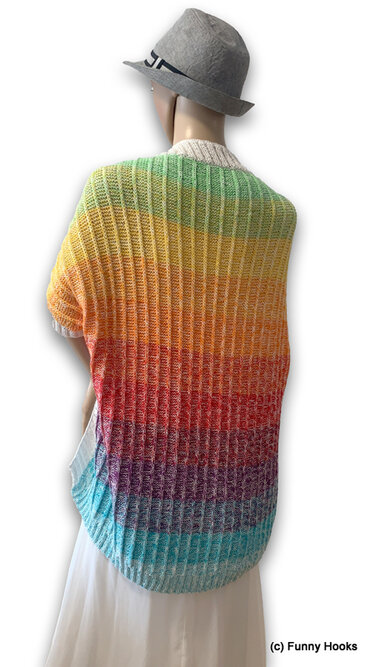 Rückenansicht eines gestrickten ärmellosen Seelenwärmers mit buntem Verlaufsgarn auf einer Schaufensterpuppe