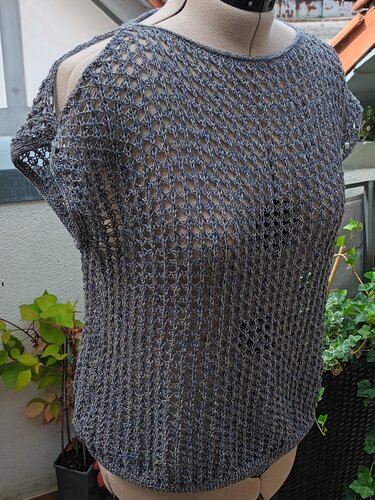 Grau gestricktes offenes Top mit Netzmuster auf Schneiderpuppe