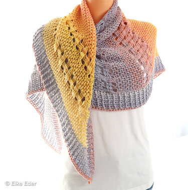 Gehäkeltes Dreieckstuch in Gelb, Orange, Grau und Rosé mit Lochmuster an einer Schaufensterpuppe