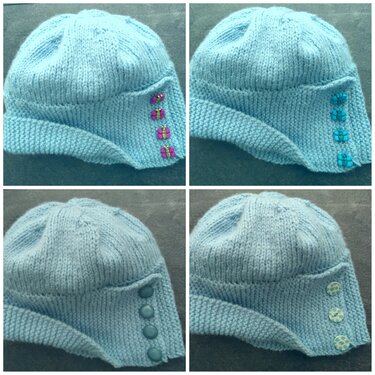 Vier Ansichten einer hellblauen, handgestrickten Mütze mit Ohrenklappen und verschiedenen Knopfverzierungen.