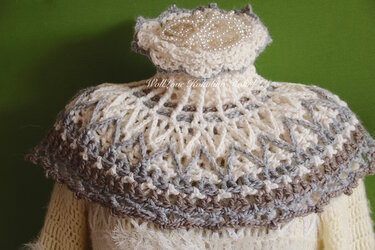 Romantischer gehäkelter Kragenschal in Creme und Grau mit Perlenrosette