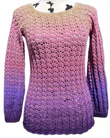 Gehäkelter Damenpullover mit Ombré-Verlauf von Beige zu Violett, offenem Lochmuster und weitem Rundhalsausschnitt