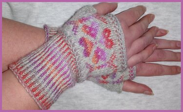 Gestrickte Pulswärmer grau mit Herz- und Streifenmuster