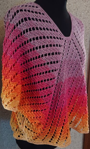 Gehäkelte Damen-Tunika in Rosaviolett‑Pink‑Orange mit offenem Lochmuster