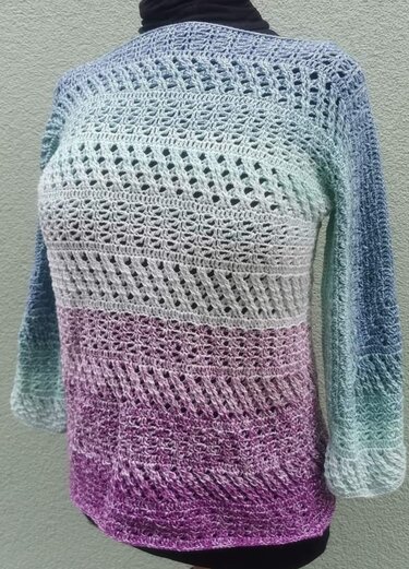 Gehäkelter Damenpullover mit Ombré-Farbverlauf von Hellblau zu Lila und dekorativem Lochmuster