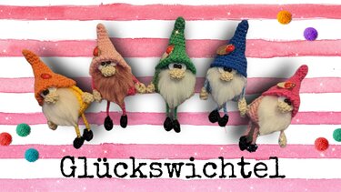 Fünf bunte gehäkelte Wichtel mit spitzen Hüten und Bärten vor gestreiftem Hintergrund