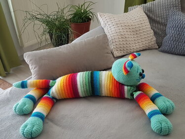 Häkelanleitung Kuschelkissen Regenbogenkatze
