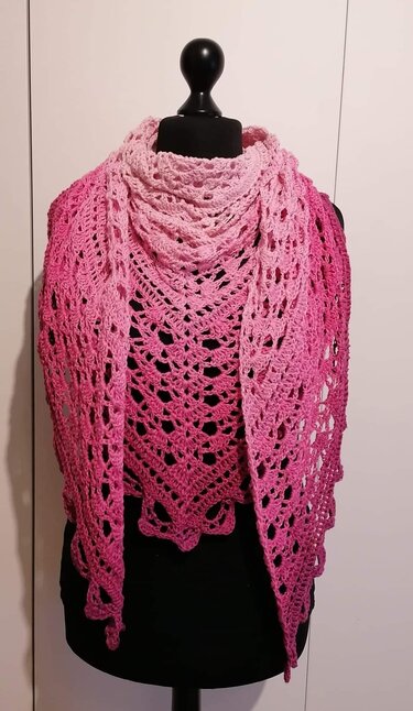 Gehäkeltes Dreieckstuch in Rosa-Farbverlauf mit Spitzenmuster auf schwarzer Schneiderpuppe