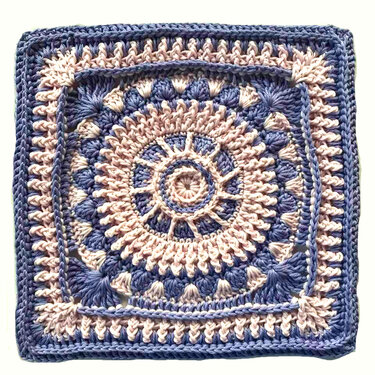 Quadratisches gehäkeltes Granny Square in Rosa und Lila mit rundem Mandala‑Muster