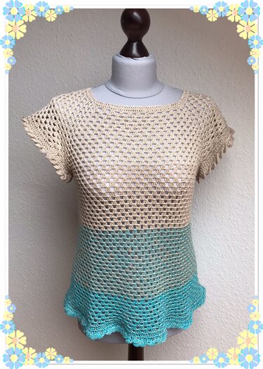 Zweifarbiges gehäkeltes Damen-Shirt beige oben türkis unten mit kurzem Arm und welligem Saum auf Schneiderpuppe