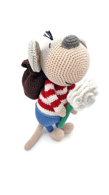 Häkelanleitung Maus Flapsi mit Rucksack und Blume