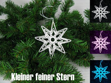 Weißer, gehäkelter Stern mit filigranem Muster hängt an einem Tannenzweig; rechts sind Miniaturen des Sterns in verschiedenen Farben zu sehen.