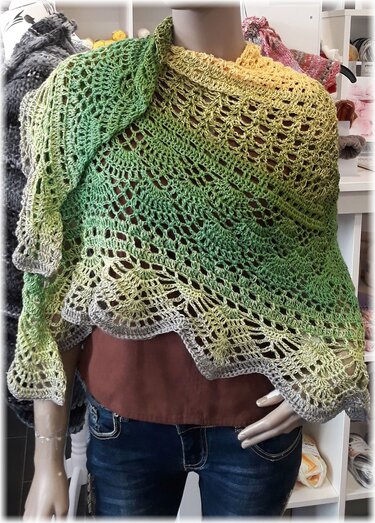 Gehäkeltes Dreieckstuch Gelb‑Grün mit Lochmuster und grauer Abschlusskante an Schaufensterpuppe