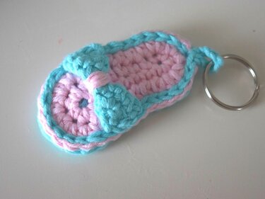 Rosa- und türkiser gehäkelter Babyschuh-Schlüsselanhänger mit Metallring