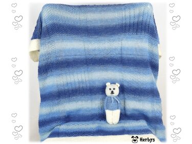 Gestrickte Babydecke blau gestreift mit kleinem angenähtem Teddybär