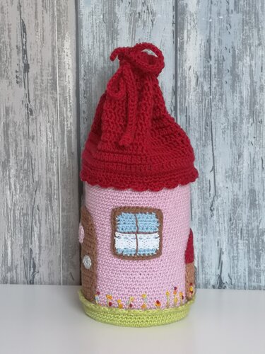 Gehäkeltes Häuschen-Utensilo mit rotem Dach und Fenster