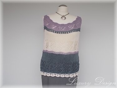 Gestricktes ärmelloses Damen-Top in Lila, Creme und Grau auf Schneiderpuppe