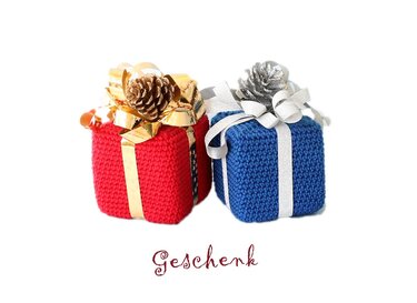 Gehäkelte Mini-Geschenkboxen in Rot und Blau mit Schleifen und Zapfen