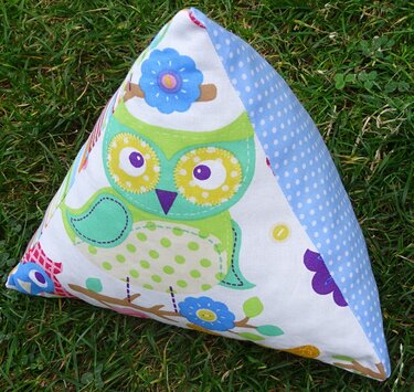 Dreieckkissen aus vier Stoffstücken nähen Anleitung Schnittmuster Kissen