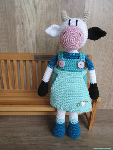 Gehäkelte Amigurumi-Kuh im Latzkleid, rosa Schnauze, stehende Figur