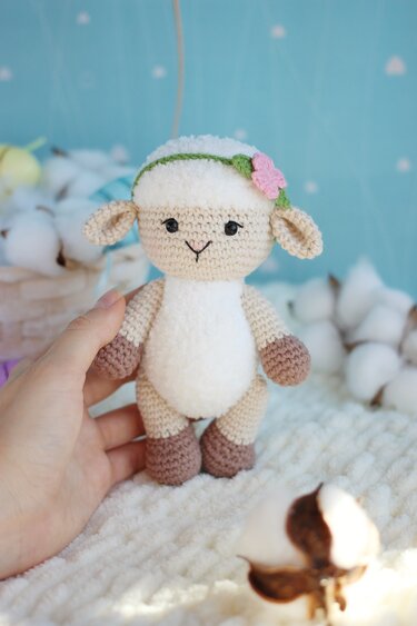 Crochet pattern amigurumi Little lambs with flowers