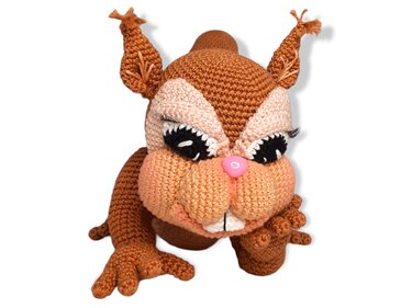 Gehäkeltes Amigurumi in Braun mit Wimpern, rosa Knopfnase und großen Backen
