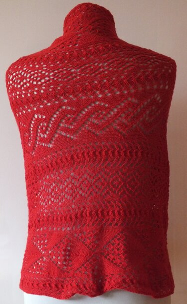 Rotes, fein gestricktes Rechtecktuch mit filigranem Lochmuster und hohem Kragen auf einer Büste