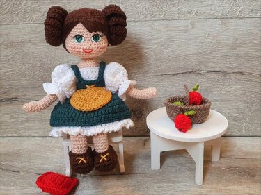 Leonie in a dirndl - Crochet