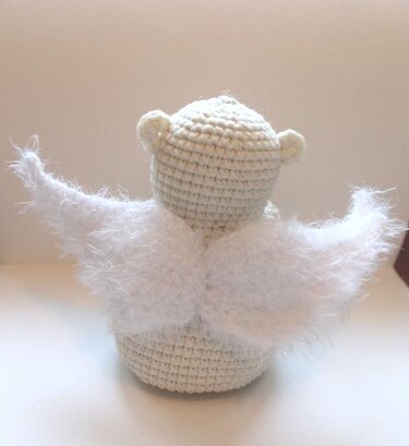 Cremeweißes gehäkeltes Amigurumi‑Engelchen mit flauschigen weißen Flügeln, Rückansicht