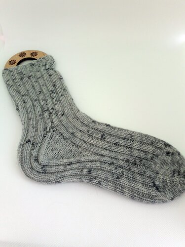 Graumelierte handgestrickte Socke mit Rippenmuster und Fersenkeil