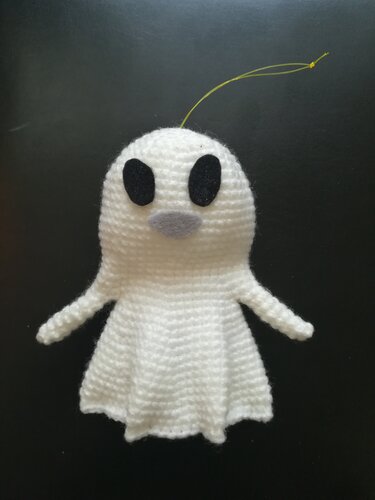 Amigurumi-Geist aus weißer Wolle mit grauem Filzdetail und Aufhängeschlaufe