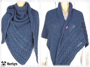 Marineblaues Dreieckstuch mit Zopf- & Perlmuster, an Schaufensterpuppe drapiert