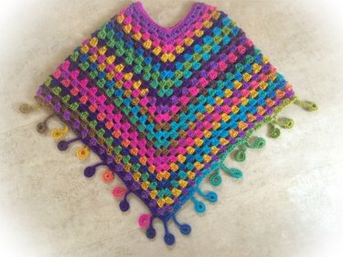 Kinderponcho mit abknöpfbarer Kapuze - Häkeln