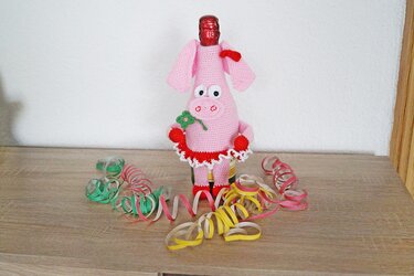 Anleitung Flaschenbezug MIss Pinky das Glücksschwein - Häkeln