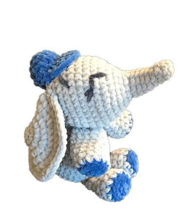 Gehäkelter Amigurumi-Elefant mit langen Ohren und blauen Akzenten
