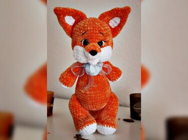 Gehäkelter orange-weißer Amigurumi-Fuchs mit Schleife