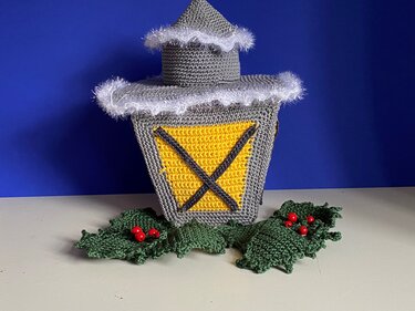 Weihnachtslaterne mit Stechpalme - Häkeln