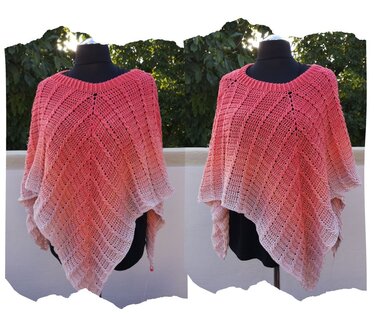 Rosa verlaufender gehäkelter Poncho mit Lochreihen und rundem Ausschnitt auf schwarzer Schneiderpuppe