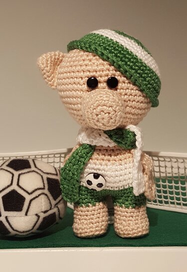Häkelanleitung Schweinchen Fußballfan Olé