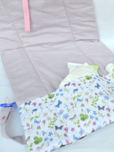 faltbare Wickelunterlage mit rosa Vichy-Karo innen, floralem Schmetterlingsstoff außen, Windelfach und Schnuller-Clip